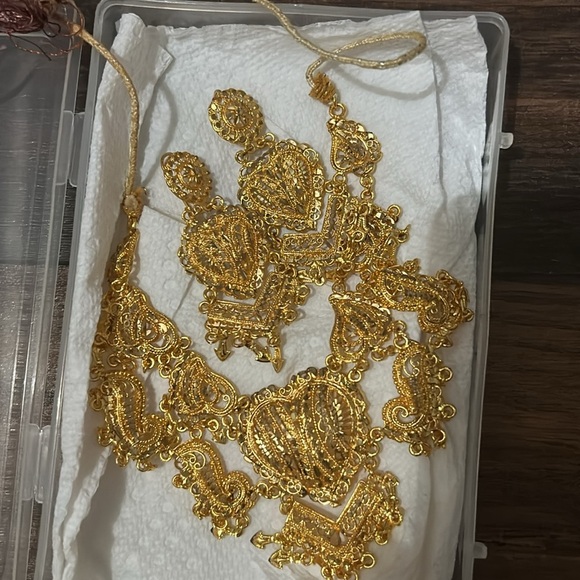 Elegant Gold Necklace Set - Picture 11 of 11